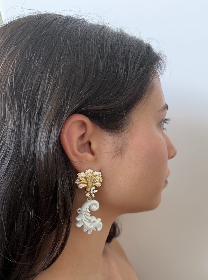 עגילי בארוק לבן